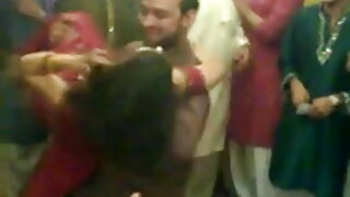 মেয়েটা বাঙালি মেয়েদের চুদাচুদি ওখানে ছিল.
